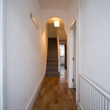 Lena St 3 Bedroom House Sleep 6- Long Contractors-free Parking Holiday home Bristol