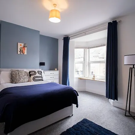 Lena St 3 Bedroom House Sleep 6- Long Contractors-free Parking Nyaraló *