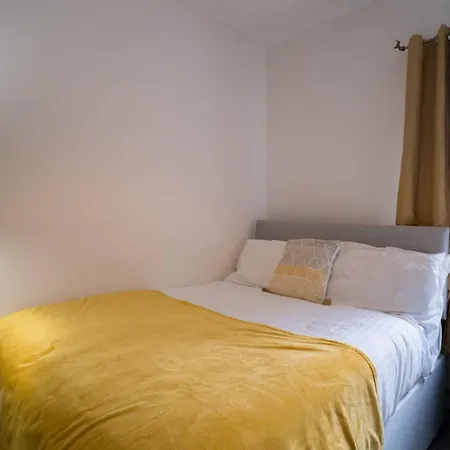 Lena St 3 Bedroom House Sleep 6- Long Contractors-free Parking בית נופש
