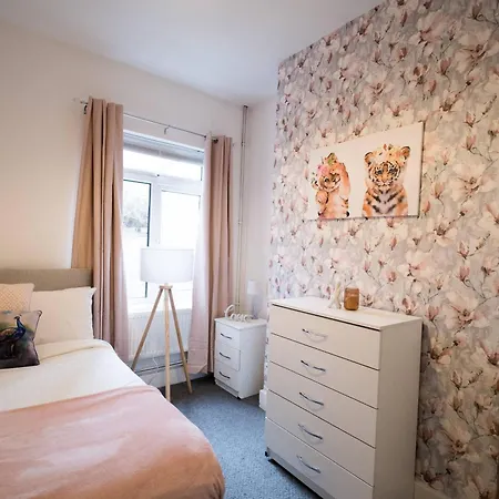 Lena St 3 Bedroom House Sleep 6- Long Contractors-free Parking בריסטול