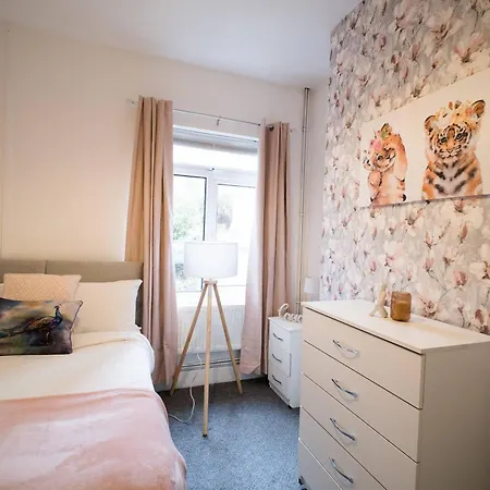 Lena St 3 Bedroom House Sleep 6- Long Contractors-free Parking בית נופש