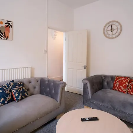 Lena St 3 Bedroom House Sleep 6- Long Contractors-free Parking בית נופש